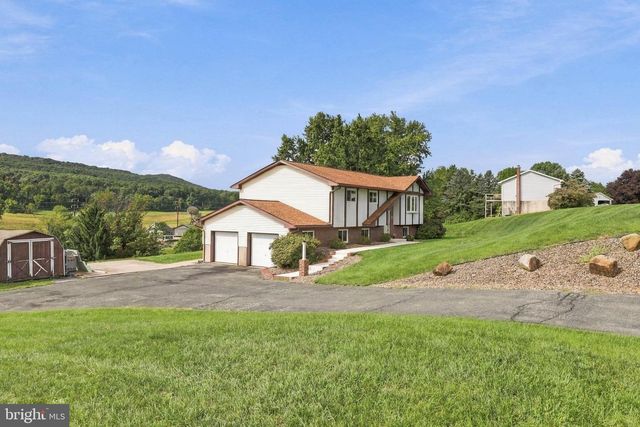 11 BIRDSFOOT DR, Robesonia, PA 19551