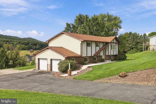 11 BIRDSFOOT DR, Robesonia, PA 19551