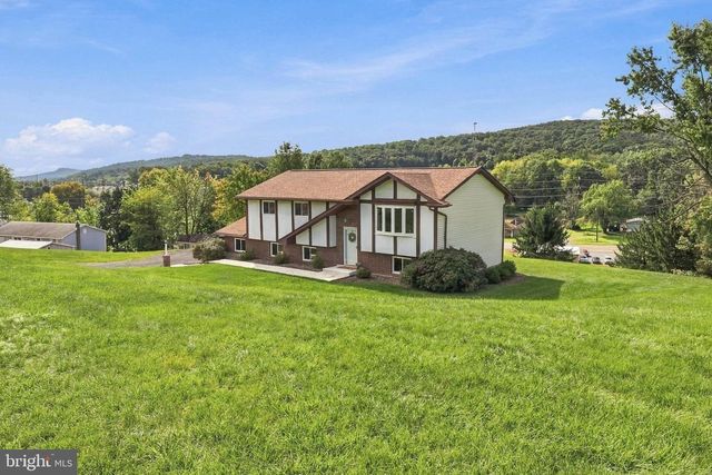11 BIRDSFOOT DR, Robesonia, PA 19551