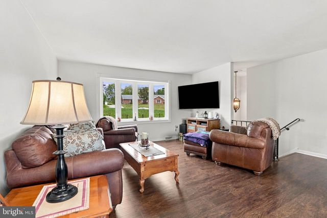 11 BIRDSFOOT DR, Robesonia, PA 19551