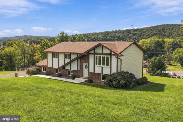 11 BIRDSFOOT DR, Robesonia, PA 19551