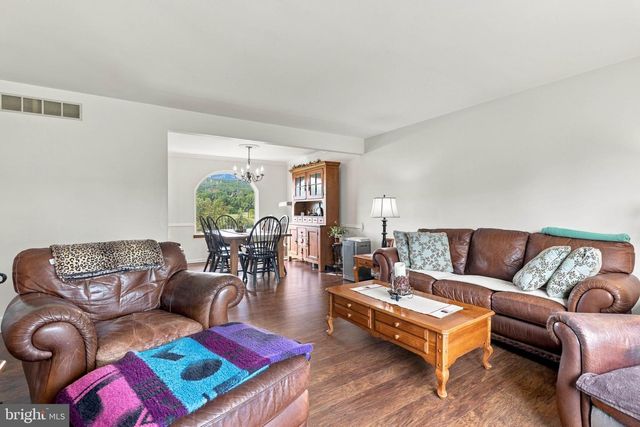 11 BIRDSFOOT DR, Robesonia, PA 19551