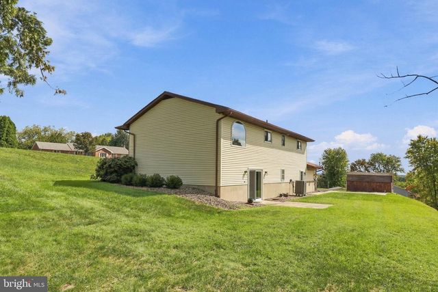 11 BIRDSFOOT DR, Robesonia, PA 19551