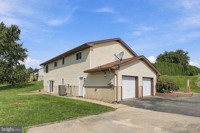 11 BIRDSFOOT DR, Robesonia, PA 19551