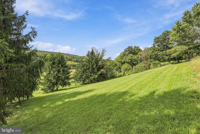 11 BIRDSFOOT DR, Robesonia, PA 19551