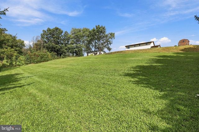 11 BIRDSFOOT DR, Robesonia, PA 19551