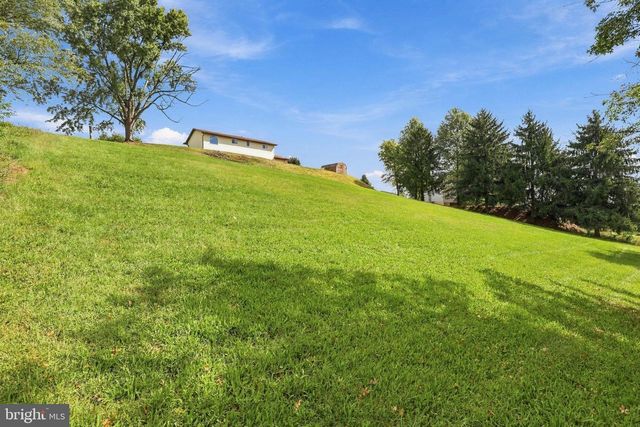 11 BIRDSFOOT DR, Robesonia, PA 19551