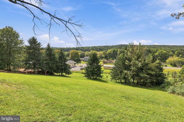 11 BIRDSFOOT DR, Robesonia, PA 19551