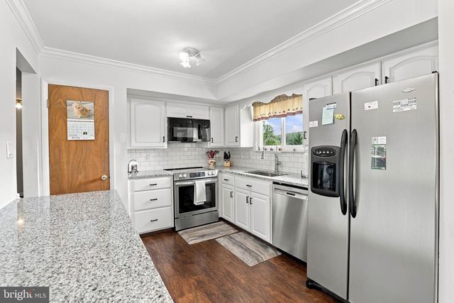 11 BIRDSFOOT DR, Robesonia, PA 19551