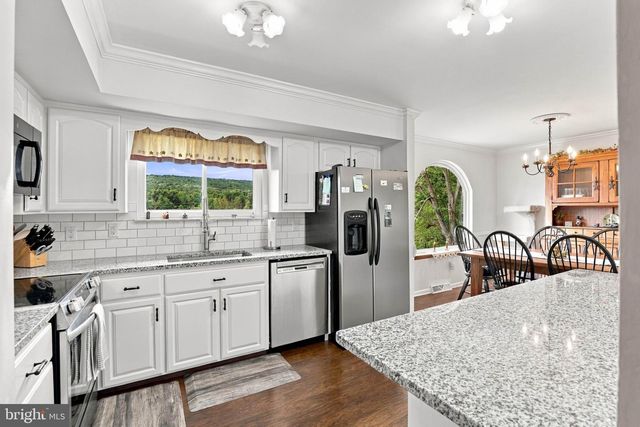 11 BIRDSFOOT DR, Robesonia, PA 19551