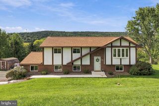 11 BIRDSFOOT DR, Robesonia, PA 19551