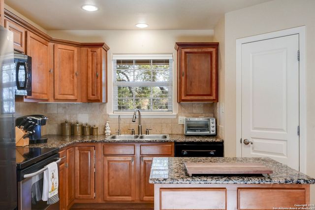 1367 Rolling Hills Rd, Blanco, TX 78606