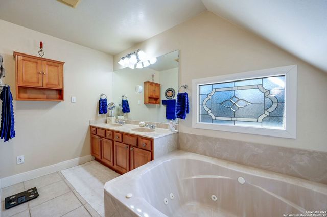 1367 Rolling Hills Rd, Blanco, TX 78606