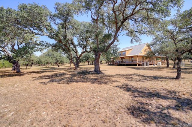 1367 Rolling Hills Rd, Blanco, TX 78606