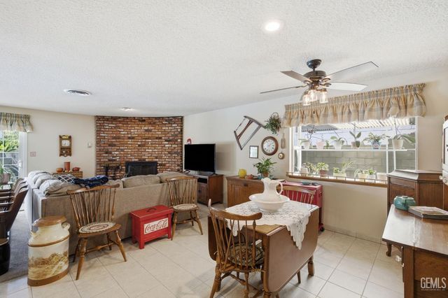 2711 Carlisle Court, Bakersfield, CA 93309