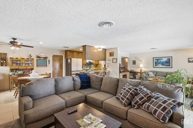 2711 Carlisle Court, Bakersfield, CA 93309