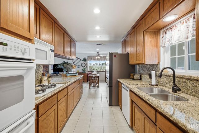 2711 Carlisle Court, Bakersfield, CA 93309
