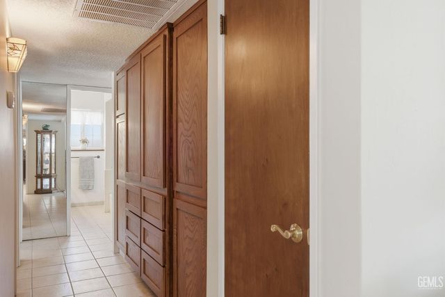 2711 Carlisle Court, Bakersfield, CA 93309