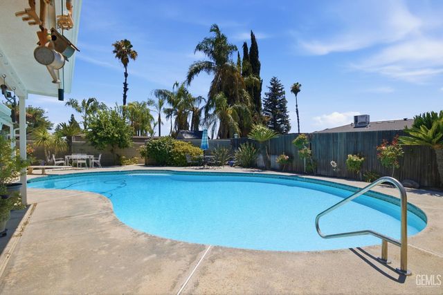 2711 Carlisle Court, Bakersfield, CA 93309