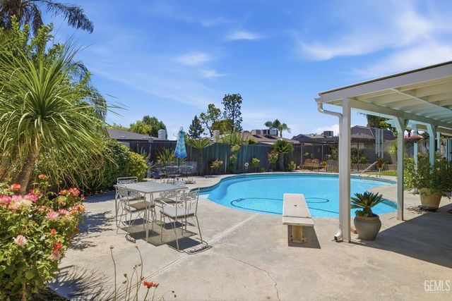 2711 Carlisle Court, Bakersfield, CA 93309