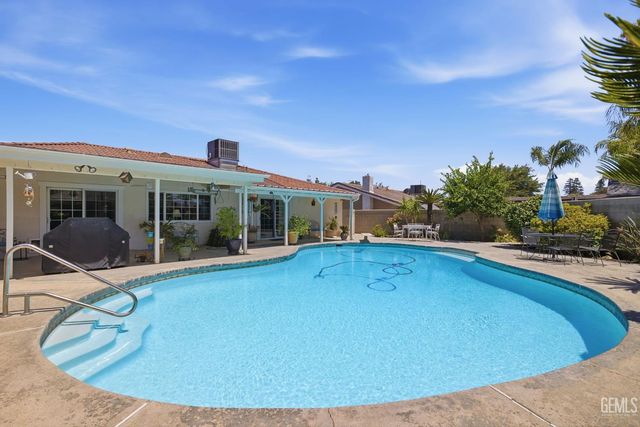 2711 Carlisle Court, Bakersfield, CA 93309
