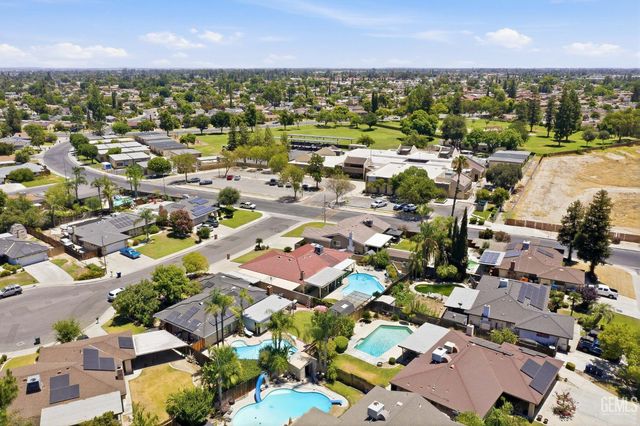 2711 Carlisle Court, Bakersfield, CA 93309