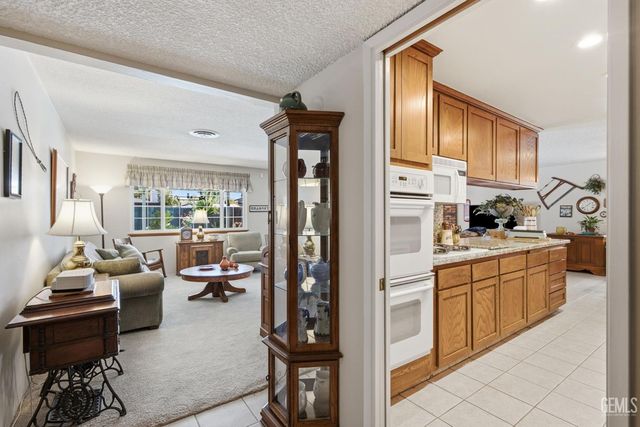 2711 Carlisle Court, Bakersfield, CA 93309