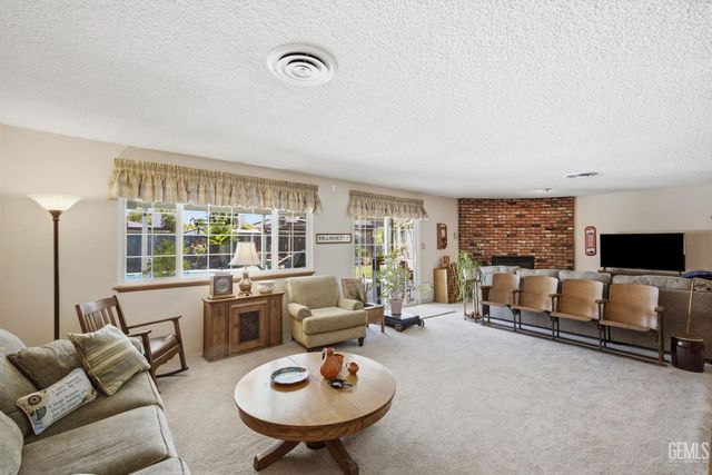 2711 Carlisle Court, Bakersfield, CA 93309