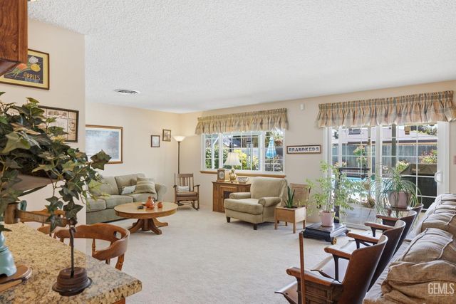 2711 Carlisle Court, Bakersfield, CA 93309