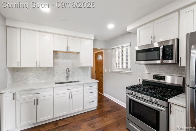 8031 N Silvery Lane, Dearborn Heights, MI 48127