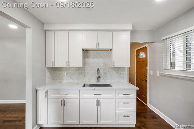8031 N Silvery Lane, Dearborn Heights, MI 48127