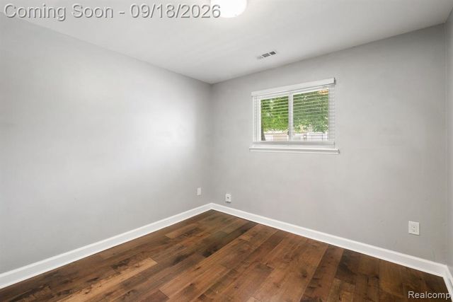 8031 N Silvery Lane, Dearborn Heights, MI 48127