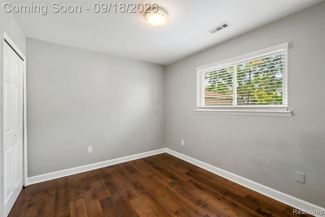 8031 N Silvery Lane, Dearborn Heights, MI 48127