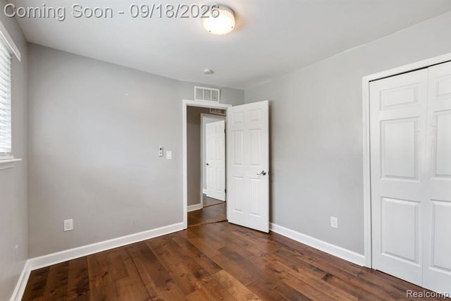 8031 N Silvery Lane, Dearborn Heights, MI 48127