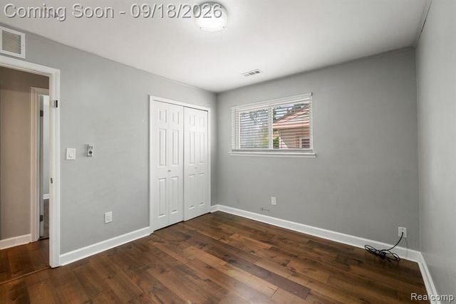 8031 N Silvery Lane, Dearborn Heights, MI 48127