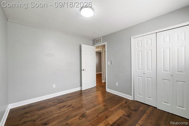 8031 N Silvery Lane, Dearborn Heights, MI 48127