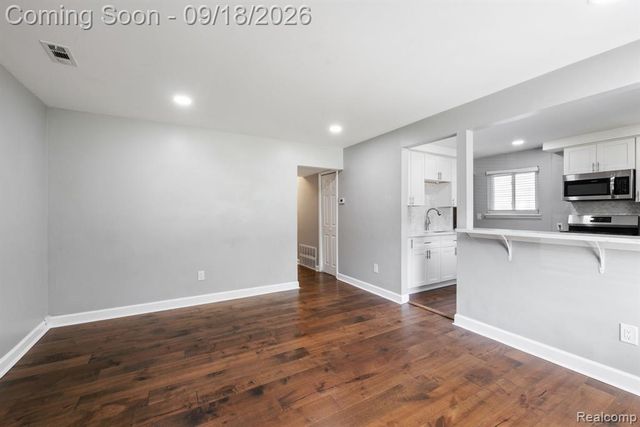 8031 N Silvery Lane, Dearborn Heights, MI 48127