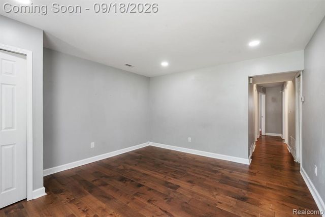 8031 N Silvery Lane, Dearborn Heights, MI 48127