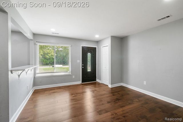 8031 N Silvery Lane, Dearborn Heights, MI 48127