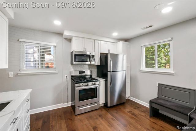 8031 N Silvery Lane, Dearborn Heights, MI 48127