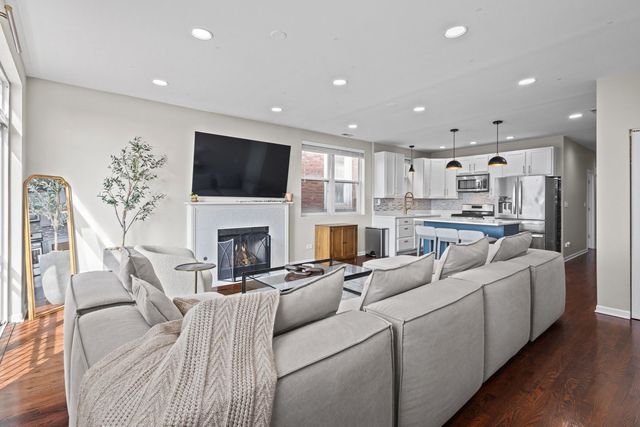 2305 N AUSTIN Avenue 3, Chicago, IL 60639