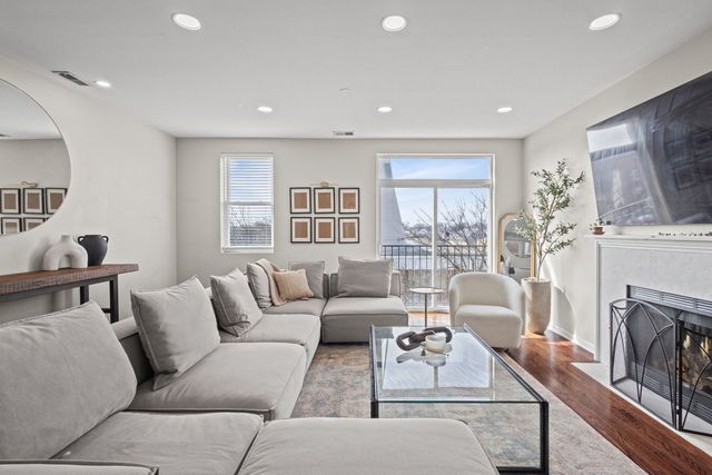 2305 N AUSTIN Avenue 3, Chicago, IL 60639