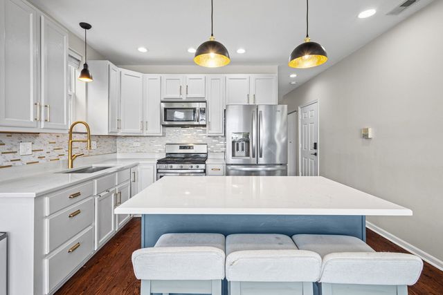 2305 N AUSTIN Avenue 3, Chicago, IL 60639