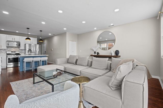 2305 N AUSTIN Avenue 3, Chicago, IL 60639