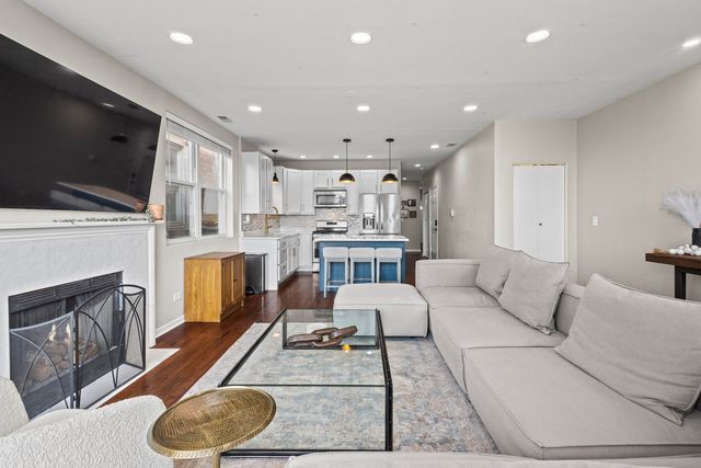 2305 N AUSTIN Avenue 3, Chicago, IL 60639