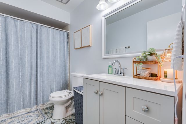 4 W Beech Drive, Schaumburg, IL 60193