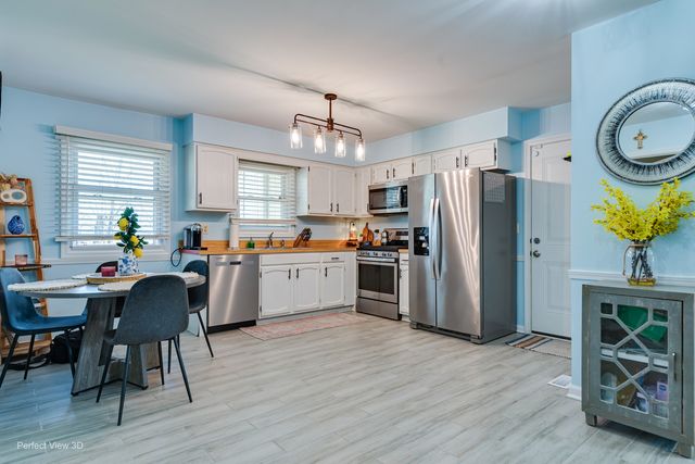 4 W Beech Drive, Schaumburg, IL 60193