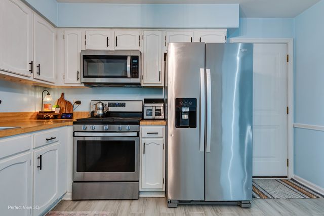 4 W Beech Drive, Schaumburg, IL 60193