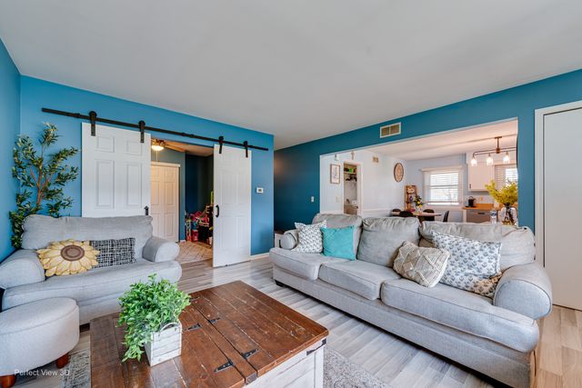 4 W Beech Drive, Schaumburg, IL 60193