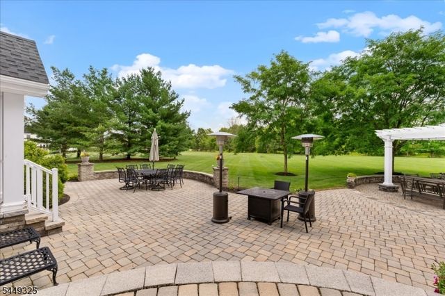 2 Scenic Hills Ct, Montgomery Twp., NJ 08502